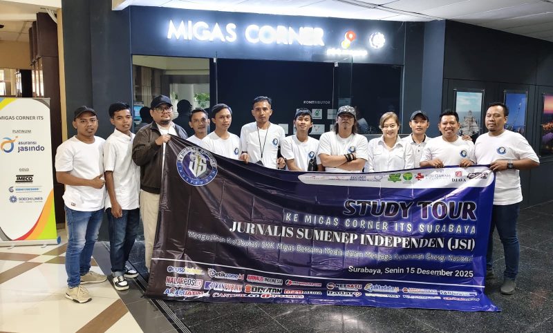 JSI berfoto bersama jajaran SKK Migas Jabanusa dan tim Migas Corner ITS setelah sesi pemaparan dan diskusi mengenai hulu migas.
