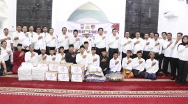 KBO Satreskrim Polres Sumenep Ipda Roni Agoes Arbiyono, S.H., bersama personel saat menyerahkan bantuan sosial kepada anak-anak Panti Asuhan Muhammadiyah Sumenep pada peringatan HUT ke-78 Sat Reskrim Polri.
