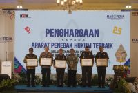 Kapolres Sumenep AKBP Rivanda, S.I.K., menerima penghargaan Peringkat I Penanganan Tipikor 2025 di Hakordia Yogyakarta.
