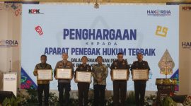 Kapolres Sumenep AKBP Rivanda, S.I.K., menerima penghargaan Peringkat I Penanganan Tipikor 2025 di Hakordia Yogyakarta.
