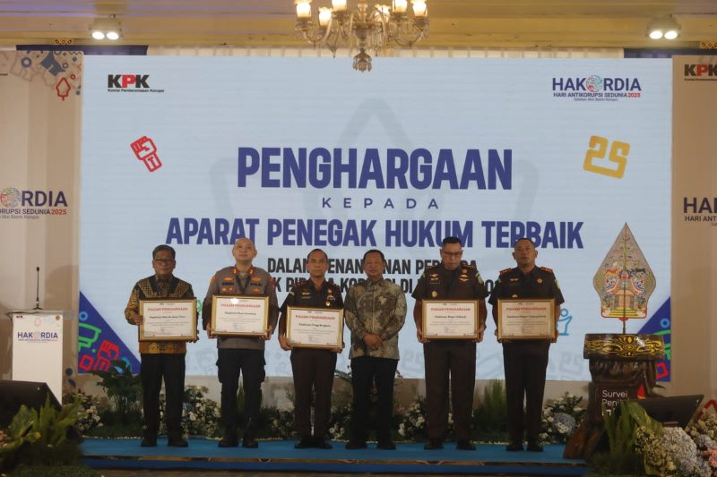 Kapolres Sumenep AKBP Rivanda, S.I.K., menerima penghargaan Peringkat I Penanganan Tipikor 2025 di Hakordia Yogyakarta.

