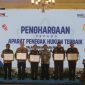 Kapolres Sumenep AKBP Rivanda, S.I.K., menerima penghargaan Peringkat I Penanganan Tipikor 2025 di Hakordia Yogyakarta.
