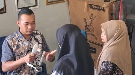 Karyawan CV Ayunda Permata Sejahtera antusias mengikuti pemeriksaan mata gratis sebagai bagian dari program kesehatan perusahaan
