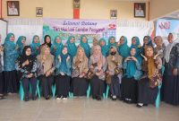 Momen kebersamaan Ketua TP PKK Desa Pinggirpapas bersama tim penilai ILP sebagai simbol kolaborasi penguatan layanan kesehatan desa.