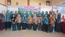 Momen kebersamaan Ketua TP PKK Desa Pinggirpapas bersama tim penilai ILP sebagai simbol kolaborasi penguatan layanan kesehatan desa.