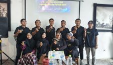 Para wartawan muda Pamekasan saat mendeklarasikan berdirinya Jurnalis Muda Pamekasan (JMP) dalam pertemuan perdana di salah satu kafe Jalan Jokotole, Kamis (11/12/2025).