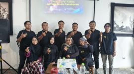 Para wartawan muda Pamekasan saat mendeklarasikan berdirinya Jurnalis Muda Pamekasan (JMP) dalam pertemuan perdana di salah satu kafe Jalan Jokotole, Kamis (11/12/2025).
