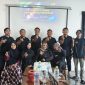 Para wartawan muda Pamekasan saat mendeklarasikan berdirinya Jurnalis Muda Pamekasan (JMP) dalam pertemuan perdana di salah satu kafe Jalan Jokotole, Kamis (11/12/2025).
