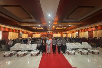 Anggota Satlantas Polres Sumenep, Jasa Raharja, dan jajaran Uniba berfoto bersama seusai kegiatan Police Goes To Campus sebagai simbol kolaborasi edukasi keselamatan berlalu lintas