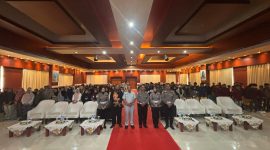Anggota Satlantas Polres Sumenep, Jasa Raharja, dan jajaran Uniba berfoto bersama seusai kegiatan Police Goes To Campus sebagai simbol kolaborasi edukasi keselamatan berlalu lintas