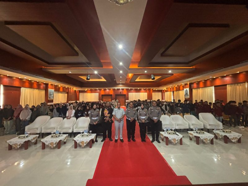 Anggota Satlantas Polres Sumenep, Jasa Raharja, dan jajaran Uniba berfoto bersama seusai kegiatan Police Goes To Campus sebagai simbol kolaborasi edukasi keselamatan berlalu lintas