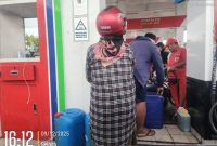 TERKESAN KEBAL HUKUM — Sejumlah jerigen BBM tampak diisi secara bebas di SPBU 54.694.03 Sumenep, sementara warga yang hendak mengisi Pertalite tanpa barcode justru dipersulit. Kondisi ini memicu kegeraman masyarakat dan memunculkan dugaan pelanggaran distribusi BBM bersubsidi.