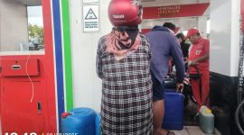 TERKESAN KEBAL HUKUM — Sejumlah jerigen BBM tampak diisi secara bebas di SPBU 54.694.03 Sumenep, sementara warga yang hendak mengisi Pertalite tanpa barcode justru dipersulit. Kondisi ini memicu kegeraman masyarakat dan memunculkan dugaan pelanggaran distribusi BBM bersubsidi.