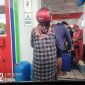 TERKESAN KEBAL HUKUM — Sejumlah jerigen BBM tampak diisi secara bebas di SPBU 54.694.03 Sumenep, sementara warga yang hendak mengisi Pertalite tanpa barcode justru dipersulit. Kondisi ini memicu kegeraman masyarakat dan memunculkan dugaan pelanggaran distribusi BBM bersubsidi.