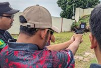 FOTO: Bupati Sumenep Achmad Fauzi Wongsojudo mencoba menembak sasaran saat membuka Perbakin Shooting Exhibition Sumenep 2025 di Lapangan Tembak Mapolres Sumenep, Sabtu (13/12/2025), sebagai simbol dukungan pemerintah daerah terhadap pembinaan dan pengembangan olahraga menembak di Kabupaten Sumenep.