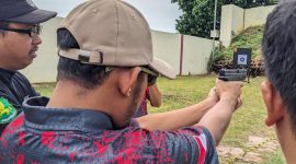 FOTO: Bupati Sumenep Achmad Fauzi Wongsojudo mencoba menembak sasaran saat membuka Perbakin Shooting Exhibition Sumenep 2025 di Lapangan Tembak Mapolres Sumenep, Sabtu (13/12/2025), sebagai simbol dukungan pemerintah daerah terhadap pembinaan dan pengembangan olahraga menembak di Kabupaten Sumenep.
