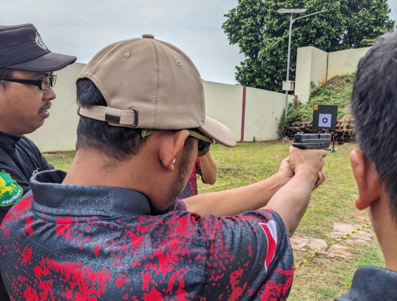 FOTO: Bupati Sumenep Achmad Fauzi Wongsojudo mencoba menembak sasaran saat membuka Perbakin Shooting Exhibition Sumenep 2025 di Lapangan Tembak Mapolres Sumenep, Sabtu (13/12/2025), sebagai simbol dukungan pemerintah daerah terhadap pembinaan dan pengembangan olahraga menembak di Kabupaten Sumenep.