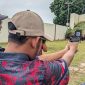 FOTO: Bupati Sumenep Achmad Fauzi Wongsojudo mencoba menembak sasaran saat membuka Perbakin Shooting Exhibition Sumenep 2025 di Lapangan Tembak Mapolres Sumenep, Sabtu (13/12/2025), sebagai simbol dukungan pemerintah daerah terhadap pembinaan dan pengembangan olahraga menembak di Kabupaten Sumenep.