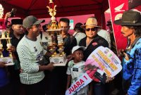 Keterangan Foto:
H. Fathor Rosi berpose bersama timnya usai meraih juara pertama dalam Kerapan Sapi Kapolres Sumenep Cup 2025 di Lapangan Kerapan Sapi Sumenep, Sabtu (13/12/2025), menunjukkan kerja keras dan kekompakan tim serta kecintaan terhadap budaya Madura.