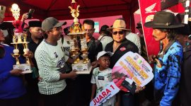 Keterangan Foto:
H. Fathor Rosi berpose bersama timnya usai meraih juara pertama dalam Kerapan Sapi Kapolres Sumenep Cup 2025 di Lapangan Kerapan Sapi Sumenep, Sabtu (13/12/2025), menunjukkan kerja keras dan kekompakan tim serta kecintaan terhadap budaya Madura.

