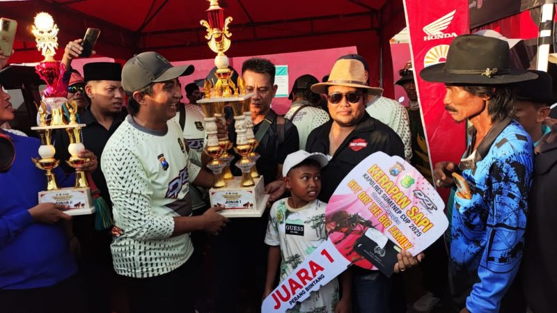 Keterangan Foto:
H. Fathor Rosi berpose bersama timnya usai meraih juara pertama dalam Kerapan Sapi Kapolres Sumenep Cup 2025 di Lapangan Kerapan Sapi Sumenep, Sabtu (13/12/2025), menunjukkan kerja keras dan kekompakan tim serta kecintaan terhadap budaya Madura.

