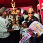 Keterangan Foto:
H. Fathor Rosi berpose bersama timnya usai meraih juara pertama dalam Kerapan Sapi Kapolres Sumenep Cup 2025 di Lapangan Kerapan Sapi Sumenep, Sabtu (13/12/2025), menunjukkan kerja keras dan kekompakan tim serta kecintaan terhadap budaya Madura.
