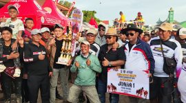 H. Fathor Rosi bersama timnya berpose dengan piala juara pertama Kerapan Sapi Kapolres Sumenep Cup 2025 di Lapangan Kerapan Sapi Sumenep.