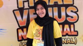 AZ Syahra Nastiti Ramadhani, putri anggota Polres Sumenep dan siswa SMP Integral Lukman Hakim, menerima medali perak Matematika dalam Lomba Kompetisi Nasional Venus di Universitas Kanjuruhan Malang, Sabtu (13/12/2025).

