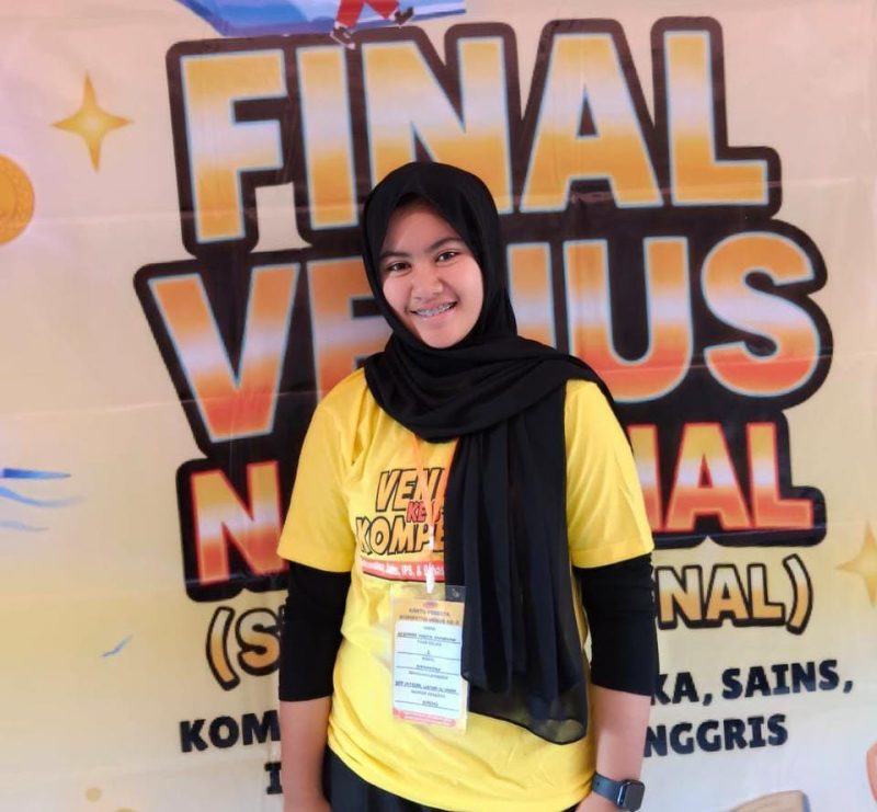 AZ Syahra Nastiti Ramadhani, putri anggota Polres Sumenep dan siswa SMP Integral Lukman Hakim, menerima medali perak Matematika dalam Lomba Kompetisi Nasional Venus di Universitas Kanjuruhan Malang, Sabtu (13/12/2025).
