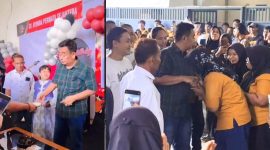 H. Bambang Budianto dikerumuni ratusan karyawan saat menerima kejutan ulang tahun ke-50 di gudang CV Ayunda Permata Sejahtera, Desa Jarin, Pamekasan, Sabtu (13/12/2025). Momen ini menunjukkan keakraban dan rasa hormat karyawan terhadap pemimpin mereka.
