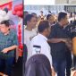 H. Bambang Budianto dikerumuni ratusan karyawan saat menerima kejutan ulang tahun ke-50 di gudang CV Ayunda Permata Sejahtera, Desa Jarin, Pamekasan, Sabtu (13/12/2025). Momen ini menunjukkan keakraban dan rasa hormat karyawan terhadap pemimpin mereka.