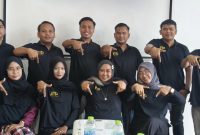 Keterangan Foto:
Sejumlah anggota Jurnalis Muda Pamekasan (JMP) berpose bersama saat deklarasi resmi organisasi di salah satu kafe Jalan Jokotole, Pamekasan, Kamis (11/12/2025). Kehadiran JMP menjadi simbol profesionalisme dan semangat jurnalisme muda yang bukan kaleng-kaleng.
