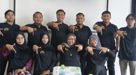 Keterangan Foto:
Sejumlah anggota Jurnalis Muda Pamekasan (JMP) berpose bersama saat deklarasi resmi organisasi di salah satu kafe Jalan Jokotole, Pamekasan, Kamis (11/12/2025). Kehadiran JMP menjadi simbol profesionalisme dan semangat jurnalisme muda yang bukan kaleng-kaleng.
