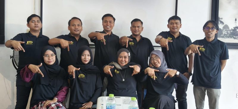 Keterangan Foto:
Sejumlah anggota Jurnalis Muda Pamekasan (JMP) berpose bersama saat deklarasi resmi organisasi di salah satu kafe Jalan Jokotole, Pamekasan, Kamis (11/12/2025). Kehadiran JMP menjadi simbol profesionalisme dan semangat jurnalisme muda yang bukan kaleng-kaleng.
