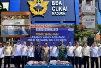 Keterangan Foto:
Petugas Bea Cukai Madura bersama Aparat Penegak Hukum (APH) dan perwakilan Pemkab Pamekasan terlihat memusnahkan ribuan batang rokok ilegal di depan Pendopo Pamekasan, Rabu (10/12/2025). Aksi ini merupakan bagian dari operasi penindakan sepanjang tahun 2025, meski sejumlah produsen rokok ilegal besar, termasuk Subur Jaya, tetap bebas beredar.
