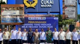 Keterangan Foto:
Petugas Bea Cukai Madura bersama Aparat Penegak Hukum (APH) dan perwakilan Pemkab Pamekasan terlihat memusnahkan ribuan batang rokok ilegal di depan Pendopo Pamekasan, Rabu (10/12/2025). Aksi ini merupakan bagian dari operasi penindakan sepanjang tahun 2025, meski sejumlah produsen rokok ilegal besar, termasuk Subur Jaya, tetap bebas beredar.
