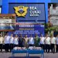 Keterangan Foto:
Petugas Bea Cukai Madura bersama Aparat Penegak Hukum (APH) dan perwakilan Pemkab Pamekasan terlihat memusnahkan ribuan batang rokok ilegal di depan Pendopo Pamekasan, Rabu (10/12/2025). Aksi ini merupakan bagian dari operasi penindakan sepanjang tahun 2025, meski sejumlah produsen rokok ilegal besar, termasuk Subur Jaya, tetap bebas beredar.
