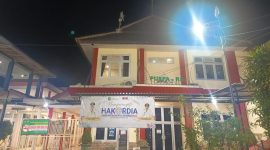 Potret RSUDMA Sumenep di malam hari, menunjukkan kesiapan rumah sakit melayani pasien rujukan 24 jam tanpa henti.
