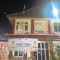 Potret RSUDMA Sumenep di malam hari, menunjukkan kesiapan rumah sakit melayani pasien rujukan 24 jam tanpa henti.
