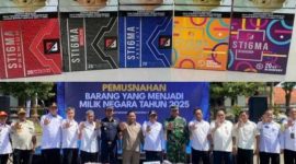 Keterangan Foto:
Aparat Bea Cukai Madura bersama Aparat Penegak Hukum dan unsur Pemerintah Kabupaten Pamekasan memusnahkan ribuan batang rokok ilegal dalam aksi pembakaran di depan Pendopo Pamekasan. Aksi yang diklaim sebagai penindakan rokok ilegal ini menuai sorotan publik, lantaran di tengah seremoni pemusnahan, peredaran rokok ilegal skala besar seperti ST16MA di Pamekasan dinilai masih bebas dan belum tersentuh hukum.
