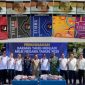 Keterangan Foto:
Aparat Bea Cukai Madura bersama Aparat Penegak Hukum dan unsur Pemerintah Kabupaten Pamekasan memusnahkan ribuan batang rokok ilegal dalam aksi pembakaran di depan Pendopo Pamekasan. Aksi yang diklaim sebagai penindakan rokok ilegal ini menuai sorotan publik, lantaran di tengah seremoni pemusnahan, peredaran rokok ilegal skala besar seperti ST16MA di Pamekasan dinilai masih bebas dan belum tersentuh hukum.
