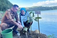 Kadisbudpar Probolinggo Heri Mulyadi Bersama Istri Penghijauan Dikawasan Ranu Segaran Kec Tiris