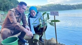 Kadisbudpar Probolinggo Heri Mulyadi Bersama Istri Penghijauan Dikawasan Ranu Segaran Kec Tiris