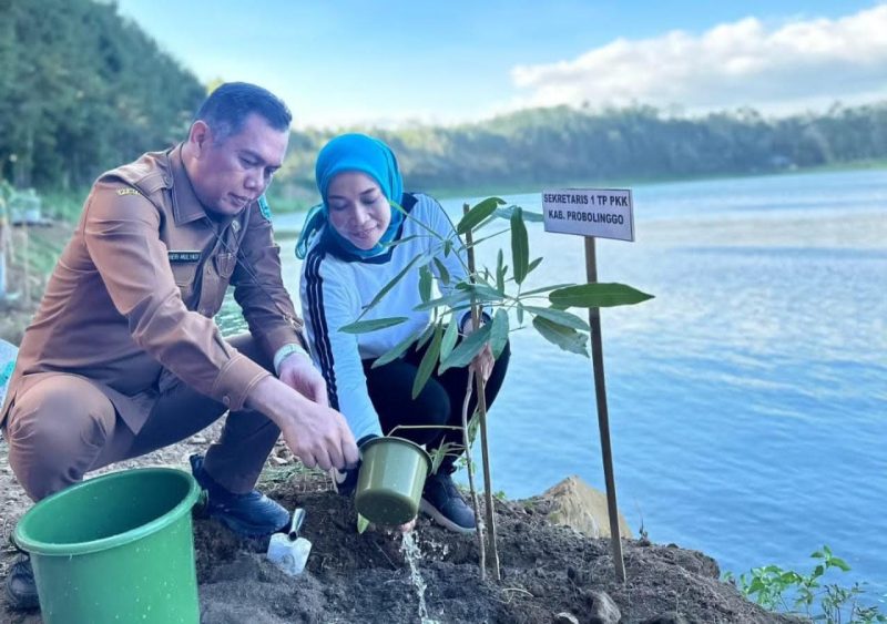 Kadisbudpar Probolinggo Heri Mulyadi Bersama Istri Penghijauan Dikawasan Ranu Segaran Kec Tiris