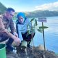 Kadisbudpar Probolinggo Heri Mulyadi Bersama Istri Penghijauan Dikawasan Ranu Segaran Kec Tiris