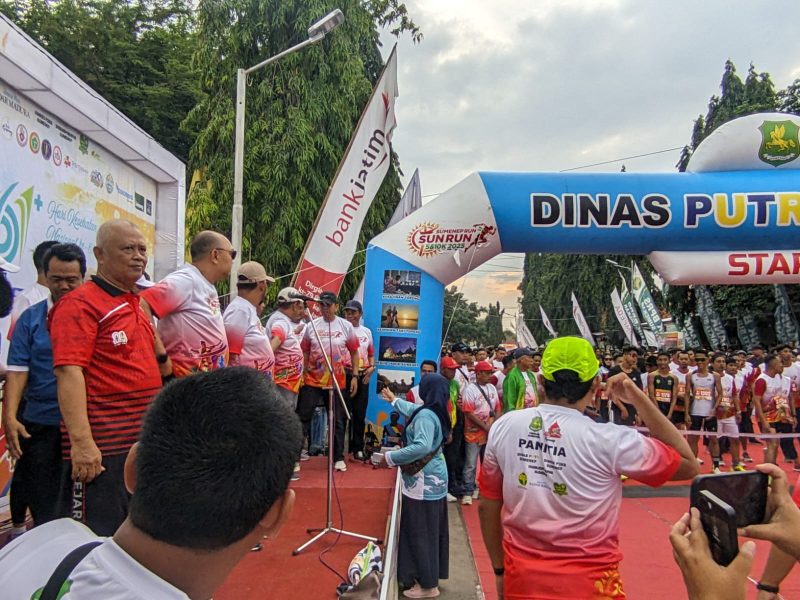Ribuan peserta mengikuti Sumenep Sun Run 2025 di Areal Taman Potre Koneng, sebuah kegiatan lari massal yang digelar untuk mendorong masyarakat menerapkan gaya hidup sehat.