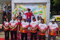 Momen foto bersama Bupati, Kapolres, Wakapolres, Plt Sekda, dan Kadis PUTR Sumenep di Sun Run 2025, simbol kolaborasi semua pihak dalam mendorong masyarakat hidup aktif dan sehat.