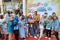 Srikandi PKDI Kabupaten Sumenep berfoto bersama usai pelaksanaan Sumenep Sun Run 2025, Minggu (14/12/2025). Kegiatan ini menjadi simbol dukungan terhadap gaya hidup sehat sekaligus penguatan peran Posyandu sebagai pusat edukasi dan pelayanan kesehatan berbasis masyarakat.