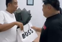 Keterangan Foto:
Haji Bambang Budianto tersenyum bahagia saat menerima kado ulang tahun dari karyawan PT Kamilah, Minggu (14/12/2025), di kantor cabang baru Pamekasan. Ia tampak didampingi putri tercintanya, menambah hangat suasana penuh kekeluargaan.
