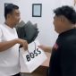 Keterangan Foto:
Haji Bambang Budianto tersenyum bahagia saat menerima kado ulang tahun dari karyawan PT Kamilah, Minggu (14/12/2025), di kantor cabang baru Pamekasan. Ia tampak didampingi putri tercintanya, menambah hangat suasana penuh kekeluargaan.
